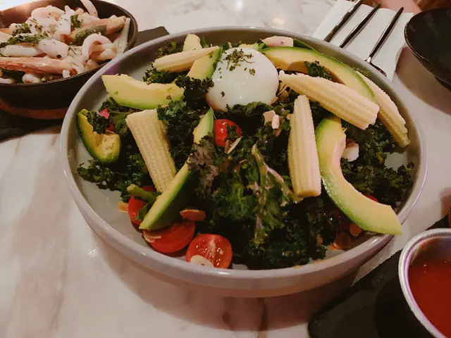 溫泉蛋牛油果羽衣甘藍沙律