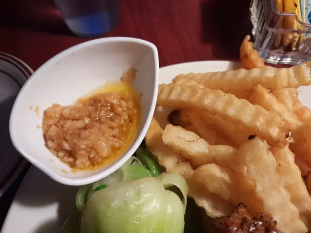 煎豬扒 蒜蓉牛油汁 炸薯條