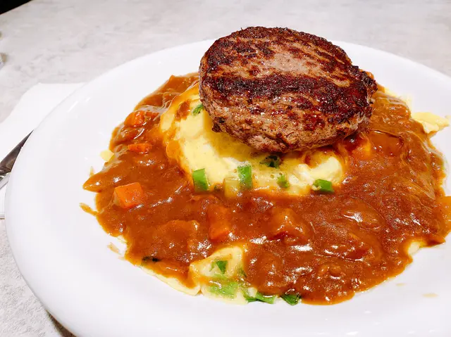 A5和牛漢堡滑蛋蓋飯伴日式咖哩