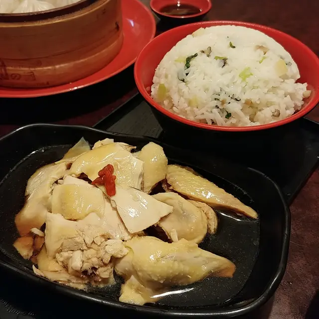 雞件斬得頗碎，皮與肉飛散，還好皮薄嫩滑，不太肥膩，酒味香濃，醇和帶甜，增加胃口。