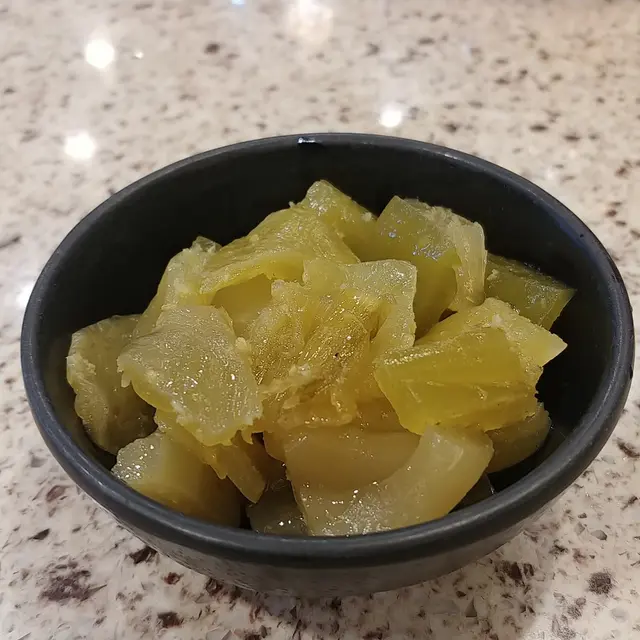 $20：水滾茶靚，再奉上潮式小食，送上檯前遠遠已聞到咸香酸菜，切成大大粒，十分爽口，做法雖簡單，但同時夾雜咸酸甜味帶入口裡，頓時提升胃口，增加食慾。