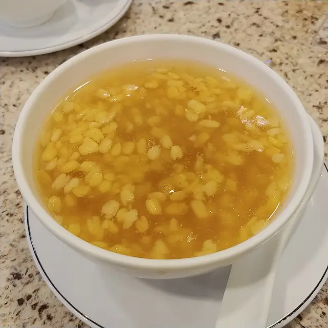 又一款潮汕甜點小吃，賣相通透稠身，以冰糖水及馬蹄粉勾芡，簡單以開邊綠豆拌煮，適合夏日驅暑利水，潮人至愛，而這個味道淡身，微甜且較黏口稠身，充滿粒粒綠豆，名符其實食完梗爽呢！