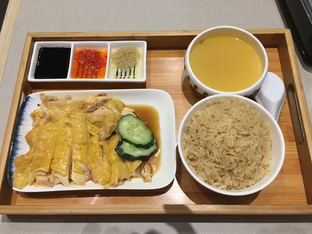 雞肉分量足夠而且肉質鮮嫩,雞湯帶雞油香味,油飯味道略淡,上佳之選!