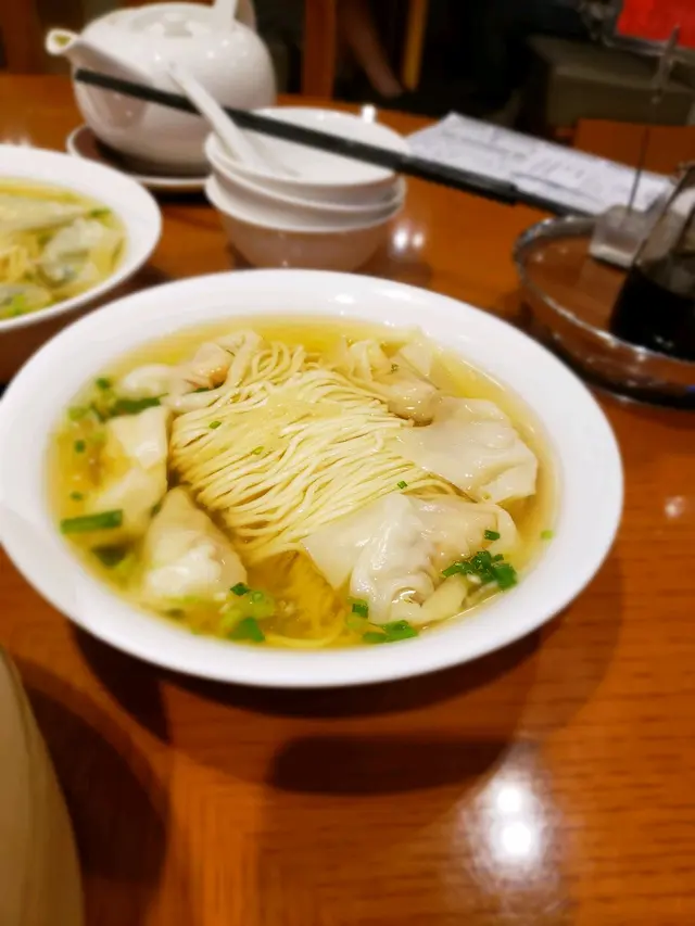 蝦肉餛飩湯麵