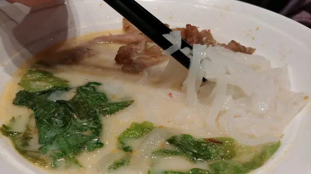 椰香海鮮辣湯香茅豬扒河粉