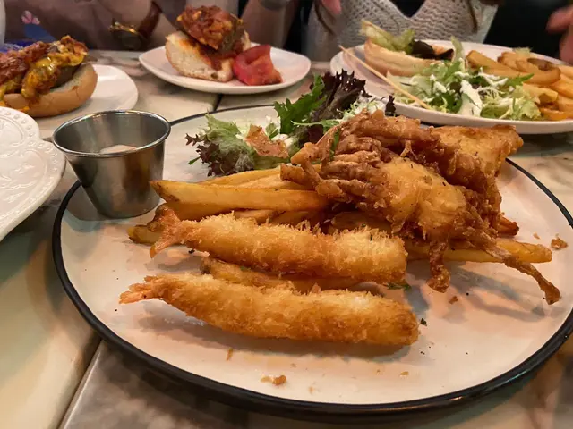 呢個拼盤都唔差，有炸蝦/軟殼蟹/炸魚柳/薯條，食落香口，味道都唔錯