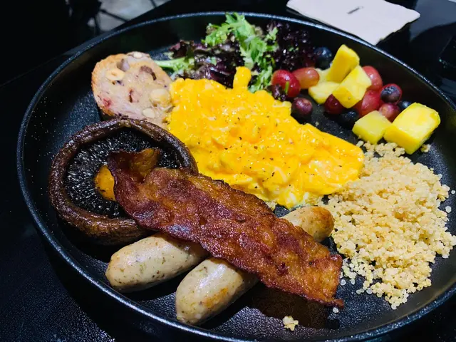 整體都好味嘅，係塊煙肉有啲overcook  囉😌菇好味😋腸好味😋本身係牛奶炒蛋，但係我唔食得奶，所以變咗正常炒蛋，但係都好好味😋提子🍇、菠蘿🍍好甜，藜麥........幾特別