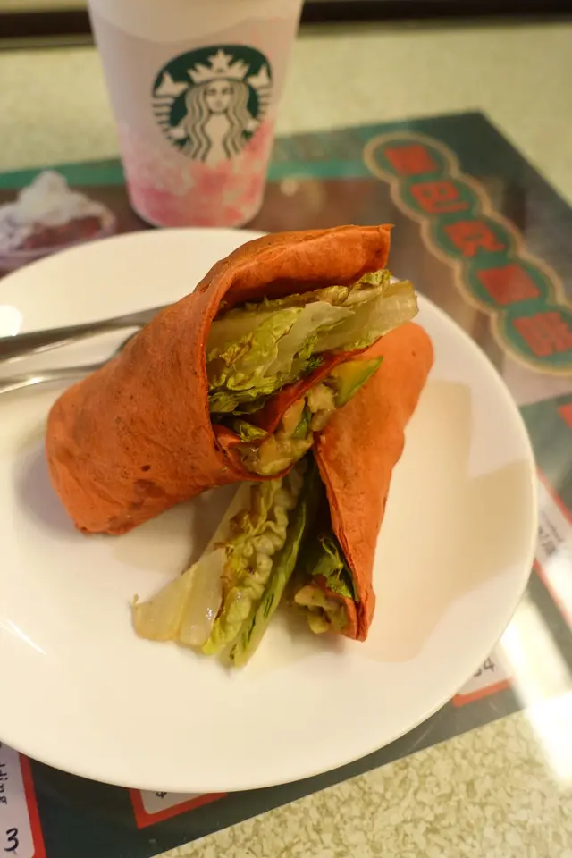 其桃紅色的烤卷外層，似是紅菜頭汁製成