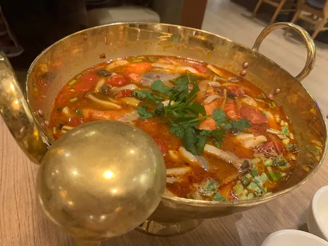 冬陰公正正常常,仲有4隻大蝦,但200幾蚊稍稍偏貴。