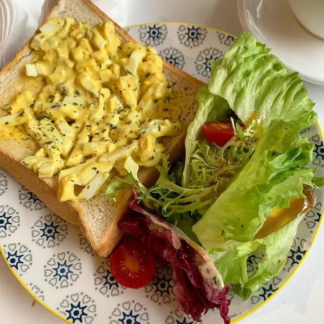 吐司配黃芥末碎蛋