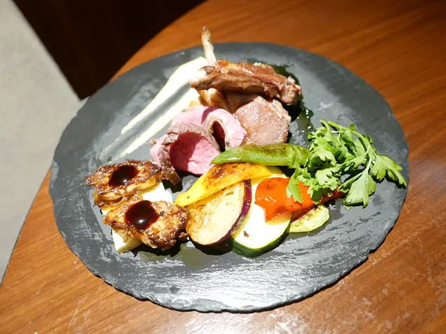 燒美國西冷牛扒、烤德國腸拼盤及香煎羊架