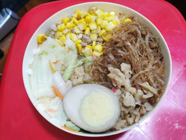 有菜，有蛋，有肉，配菜豐富