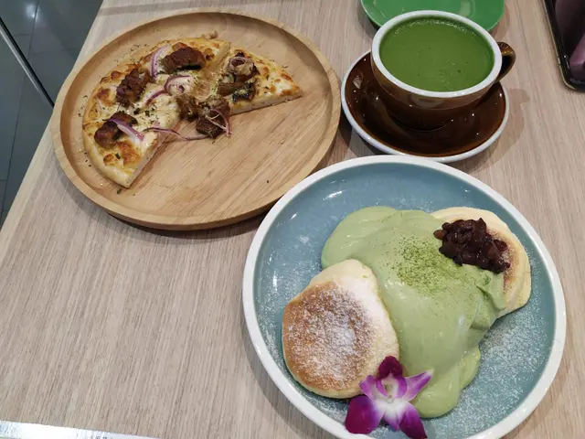 抹茶忌廉梳乎厘班戟，熱牛奶抹茶，明太子蛋黃醬鰻魚比薩
