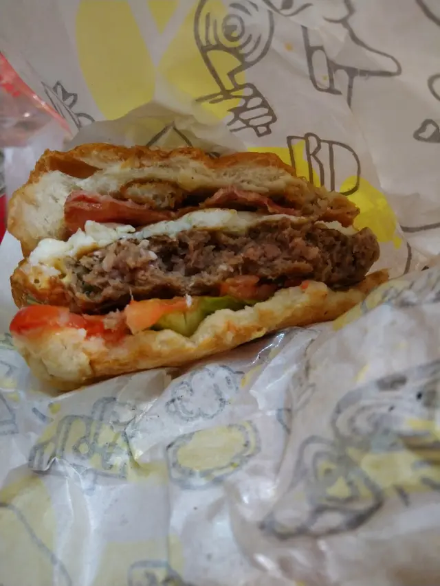 最頂係炸洋蔥圈, 然後係煙肉,、蛋、牛肉、 蕃茄、菜