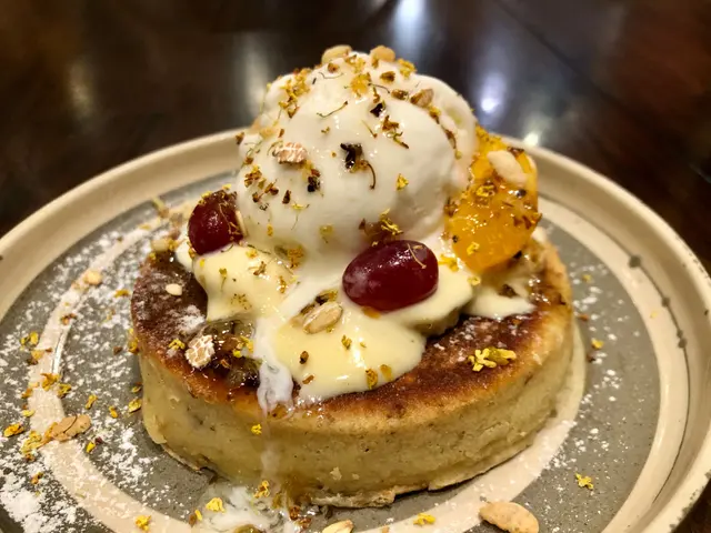 食後感：
✔︎班戟拼海鹽芝士醬，鹹中帶有軟綿綿牛乳雪糕、百花蜜和鮮果既甜味
✔︎表面既桂花帶有少許苦澀味，令口感更上一層次
✔︎切開班戟中心有麻糬，帶有煙韌既口感