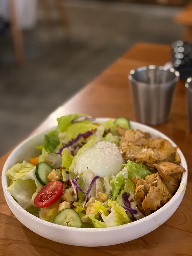 溫泉蛋雞肉凱撒沙律