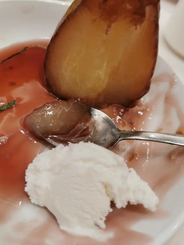 原個紅酒燉梨陪椰子雪糕，絕配！