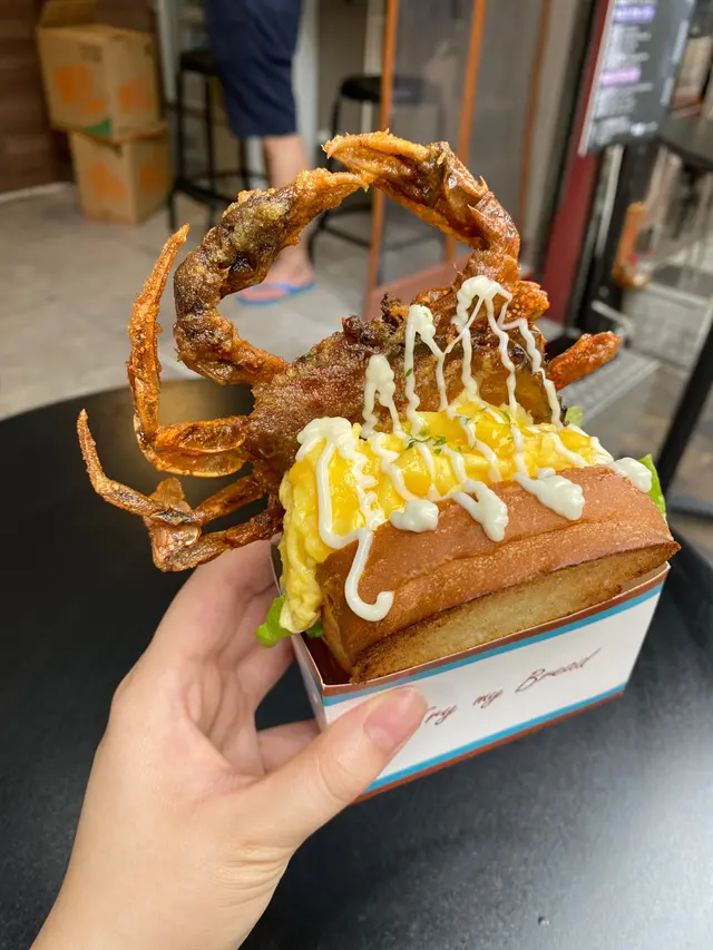 脆炸軟殼蟹滑蛋吐司