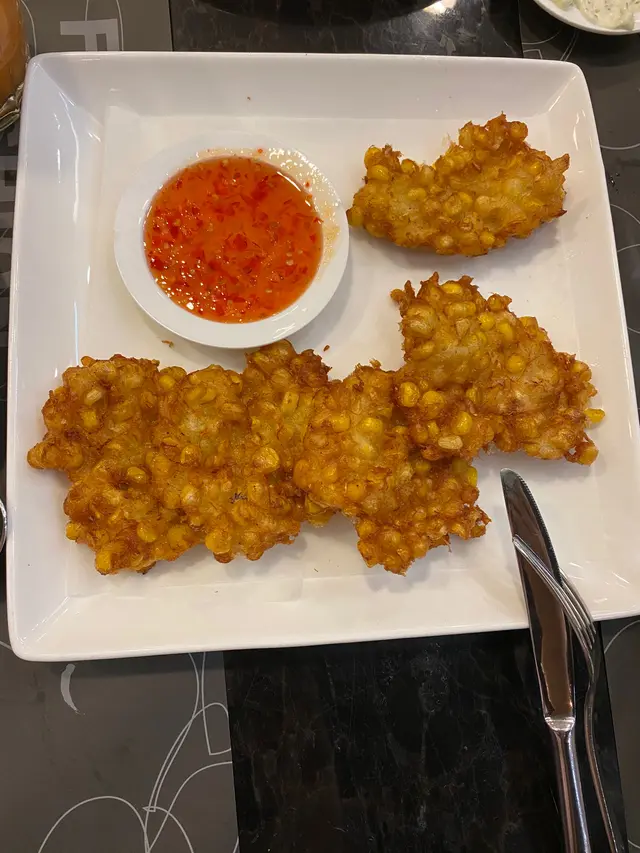 脆炸粟米餅配甜酸醬