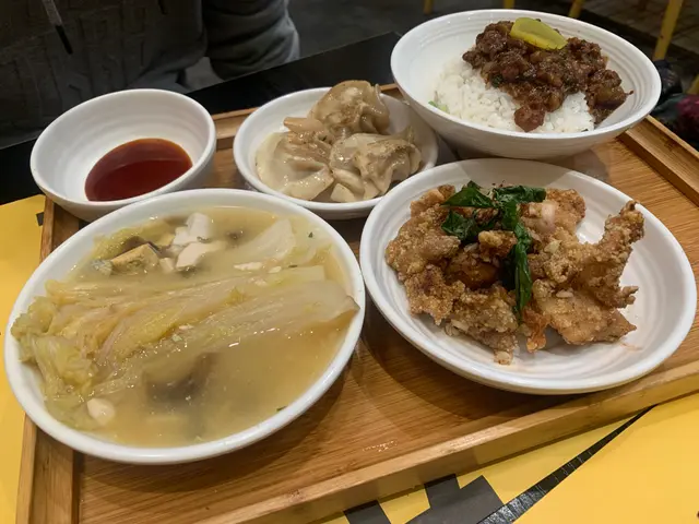 香菜鹽酥雞、煎餃子，配金銀蛋娃娃菜，精巧肉燥飯，餐飲凍蜂蜜紅茶