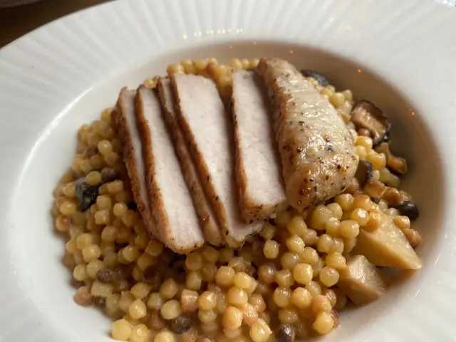 西班牙橡果黑毛豬柳西京汁珍珠麵