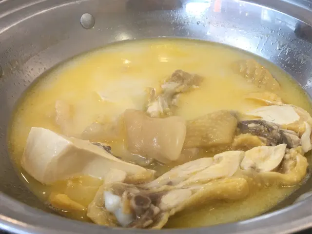 招牌癡花膠雞濃湯