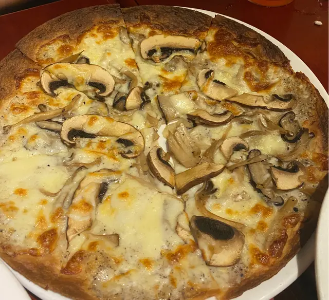 黑松露啡菇水牛芝士薄餅