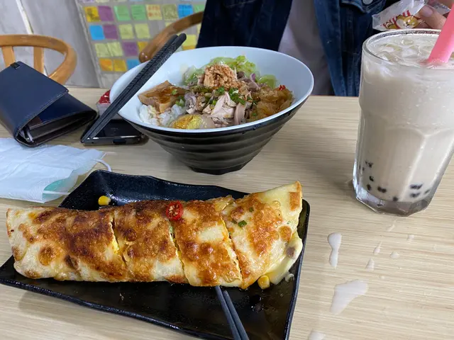 芝士粟米蛋餅好好食！淋左少少醋汁令蛋餅食落更多層次！反而聽人講好飲嘅黑糖珍珠鮮奶就無咩特別。