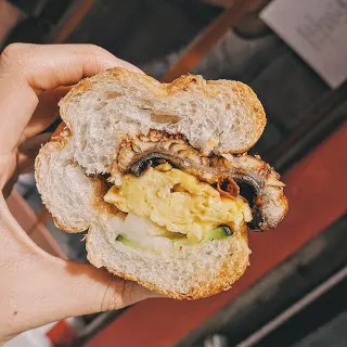 食鰻魚法包,啖啖肉,好正!