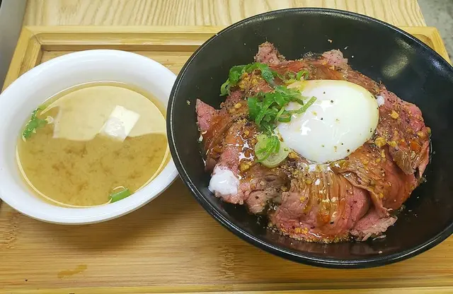 慢煮火炙牛腹肌丼