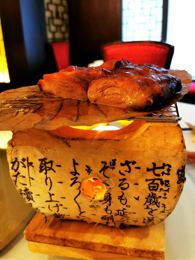 樸葉燒是日本飛驒高山地區的文化，為了傳統風味，來自日本，樸葉隨熱度散發清香與香脆可口的融和。人多不夠吃