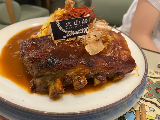 英式紅酒肉碎汁極上燒豬肋骨蛋包飯