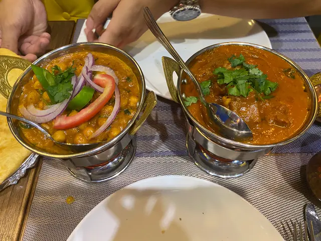 (左)馬沙拉鷹嘴豆、(右)印式燉羊肉