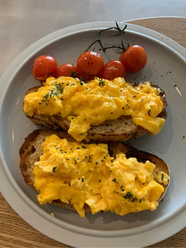 FREE  RANGE  EGGS  TOAST