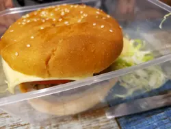 牛肉汉堡包配鲜果