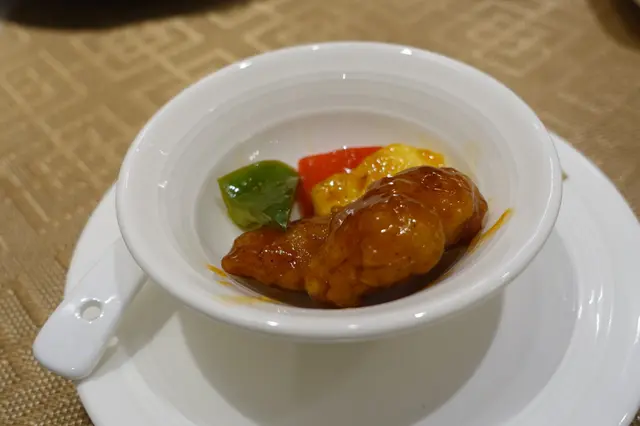 咕嚕肉被薄薄的炸漿包裹住