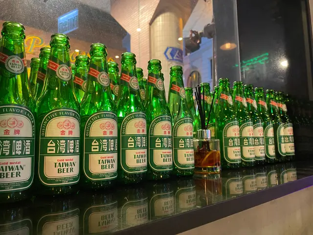餐廳四周都擺放着很多台灣啤酒樽!