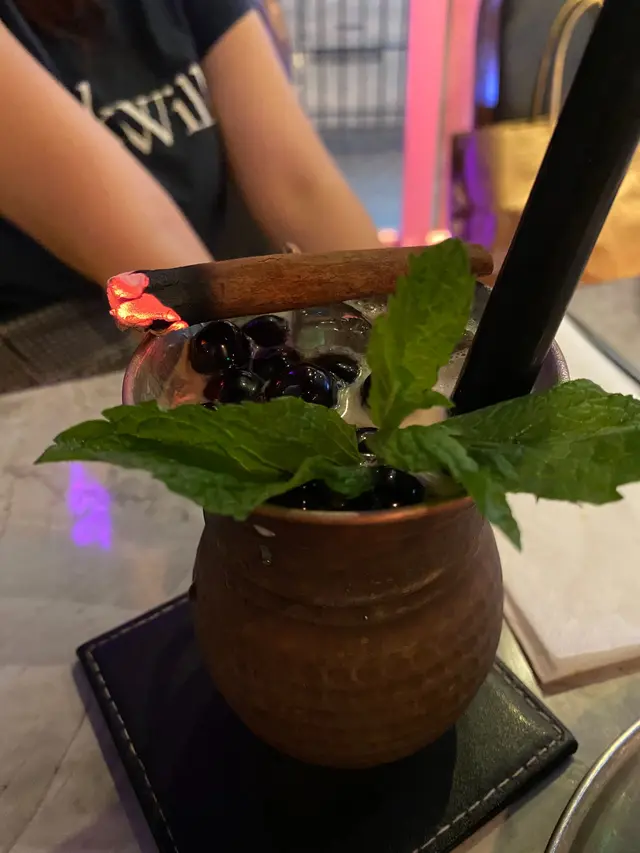 用伯爵茶、vodka、Bailey、蜜糖mix 的 cocktail !