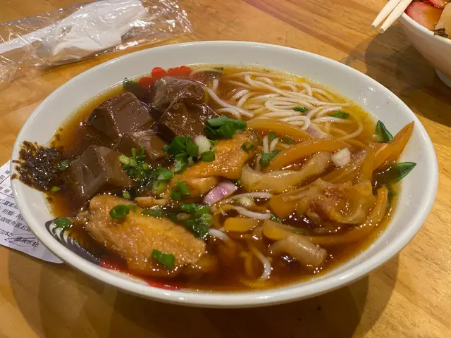 麻辣（少）腩汁 豬皮雞中翼咖喱魷魚米線 