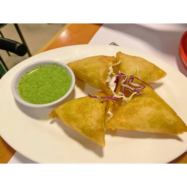 其實是薯蓉咖哩角,再配上薄荷醬,即叫即炸,所以內外都是熱的,非常脆口。沾不沾醬都無所謂,不會增加風味,但令到菜角變軟身,不脆口。