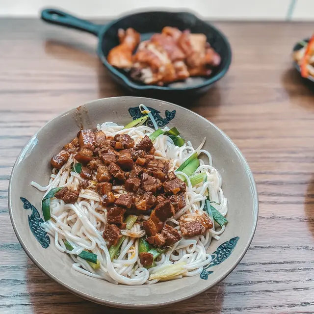 滷肉拌麵