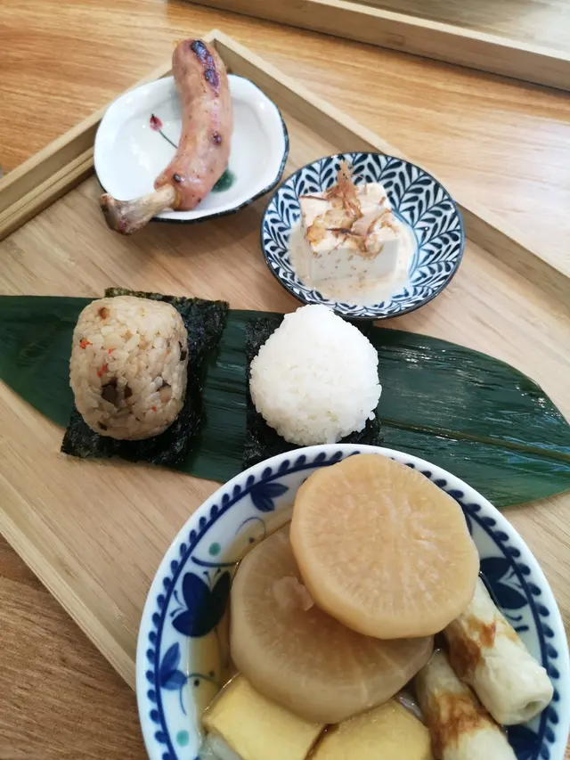 我叫嘅定食揀左以下幾樣野，兩個飯糰、關東煮、骨附腸、和風豆腐！賣相真心唔錯，好有去左日本嘅感覺，每樣嘢擺到靚靚仔仔，好日本風！味道方面其實冇乜太特別，都係普通野，不過飯糰我略嫌味道較淡，而且口感唔夠軟熟。建議可以兩個人 Share ，比較抵食！