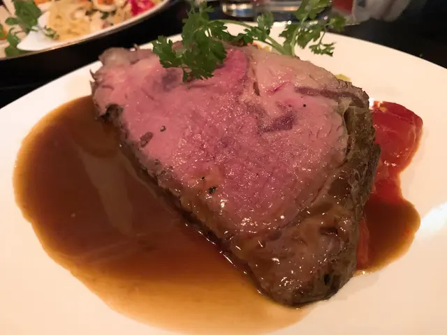 因為係慢燒嘅關係,本身已經係五成熟,
所以唔洗再揀熟成度架啦!😜
牛扒有2cm厚,肉質粉嫩,
因為慢煮嘅關係,肉汁鎖住晒係裏面,
腍滑鬆化,肉香味美,
平時食肉眼少不免會遇到肥膏或筋位,
但原來筋位慢煮之後口感軟腍得黎,仲會愈嚼愈香~🌟推薦❗️