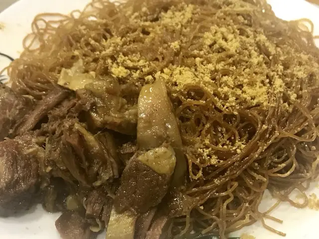 牛腩豉油皇金沙撈麵