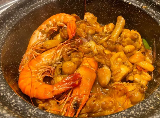 中辣大蝦花膠魚肚雞煲走芫茜