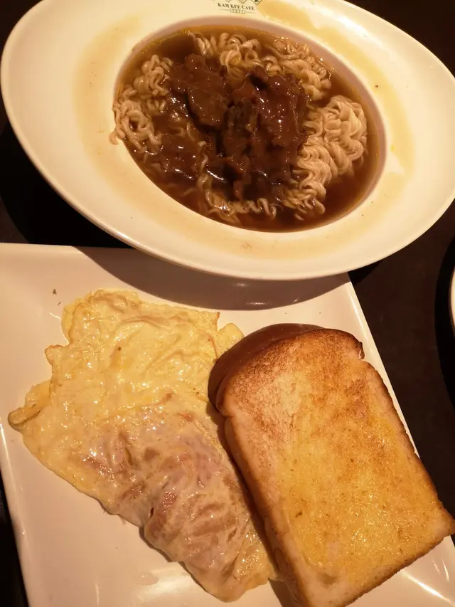 沙嗲牛肉麵 配火腿奄列油多