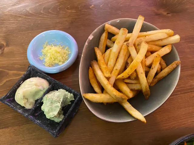 薯條配雙色醬牛油果松露蛋黄 