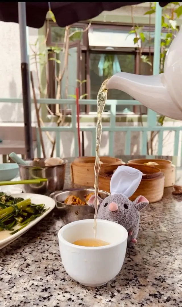 自己揀茶葉，自己沖熱水！