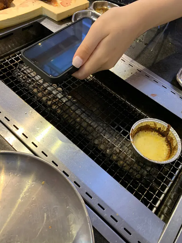 個爐仲窄過部手機咁濟