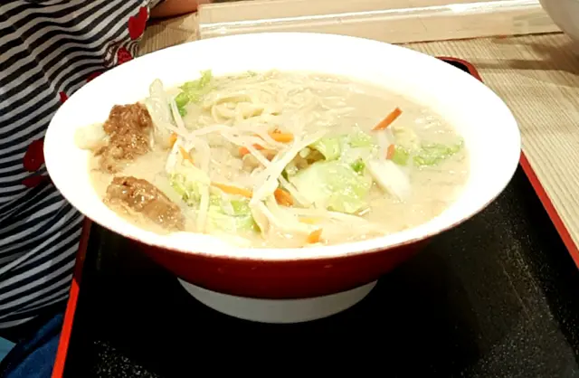 豬軟骨小得可憐, 跟相片差得很遠, 反而蘿蔔絲,芽菜和椰菜足足一碗有多. 同時豬軟骨吾夠腍又鞋口